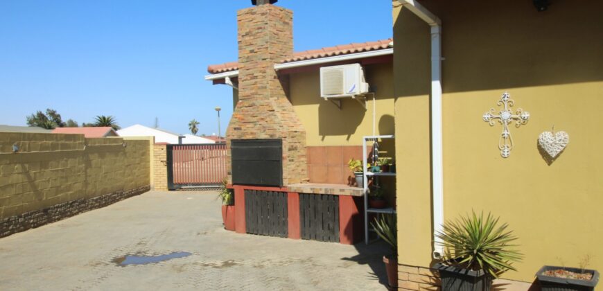 4 Bedroom Home For Sale with 2 Bedroom Flat in Vineta, Swakpomund