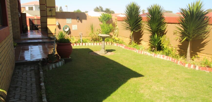 4 Bedroom Home For Sale with 2 Bedroom Flat in Vineta, Swakpomund