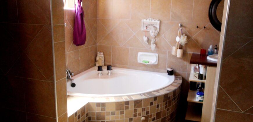 4 Bedroom Home For Sale with 2 Bedroom Flat in Vineta, Swakpomund