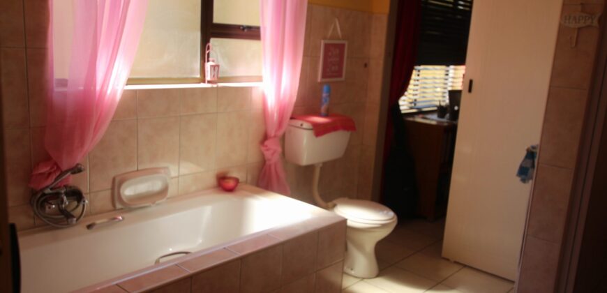 4 Bedroom Home For Sale with 2 Bedroom Flat in Vineta, Swakpomund