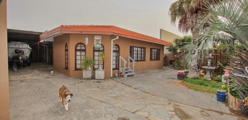 🏡3 Bedroom house with 2 bedroom flat for sale in Ext 9, Swakopmund🏡